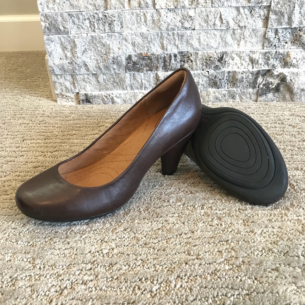 Clarks heels size 7.5